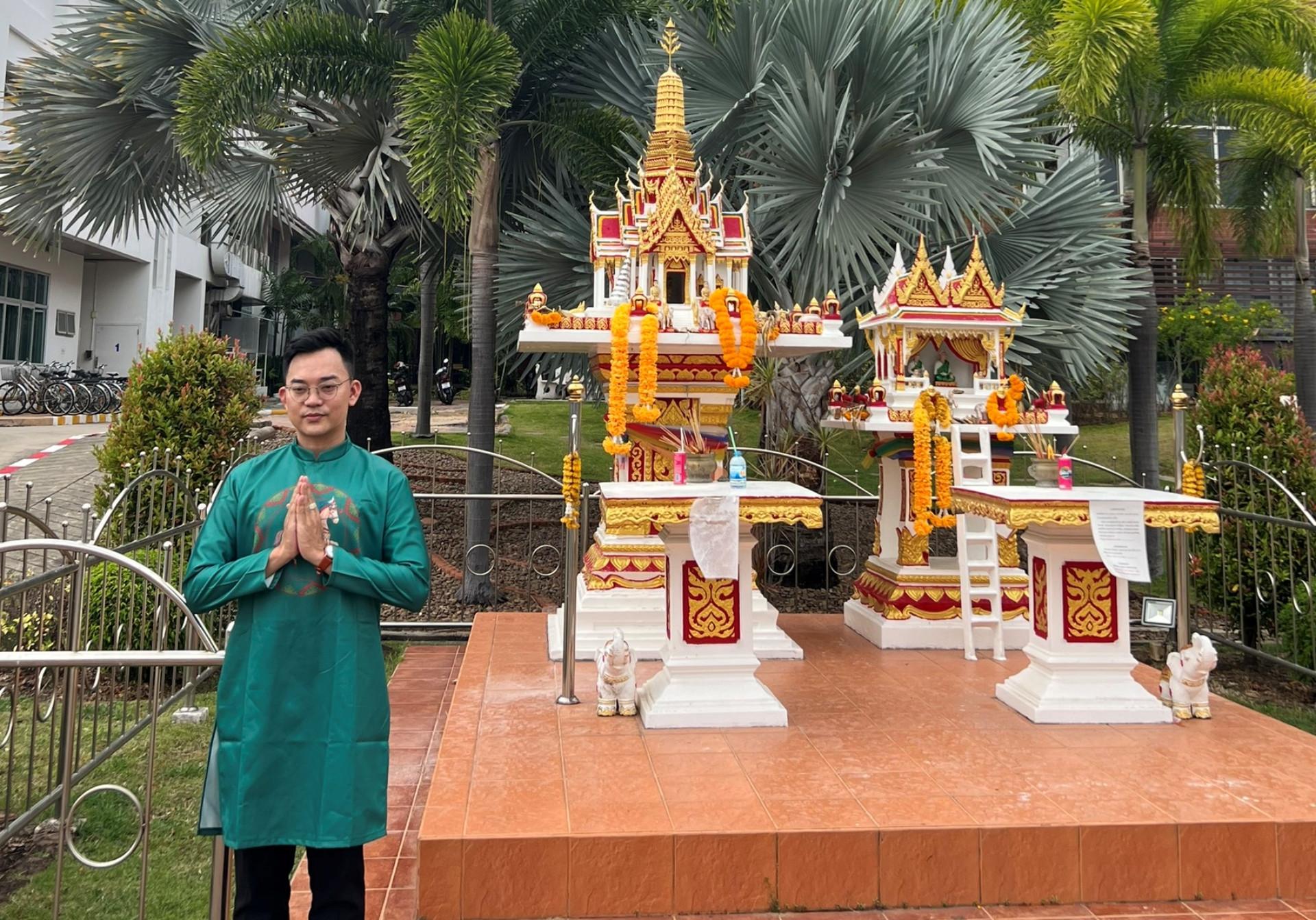 Nghiên cứu sinh Việt Nam xúng xính áo dài đón Tết ở Thái Lan