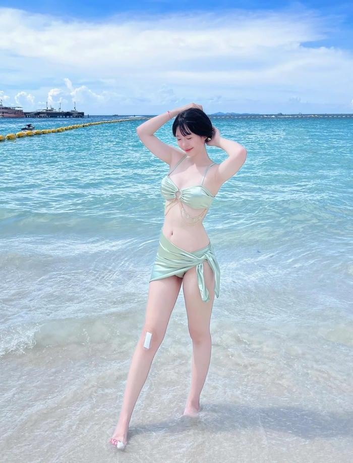 body tự nhiên ảnh gái xinh mặc bikini đi biển tạo