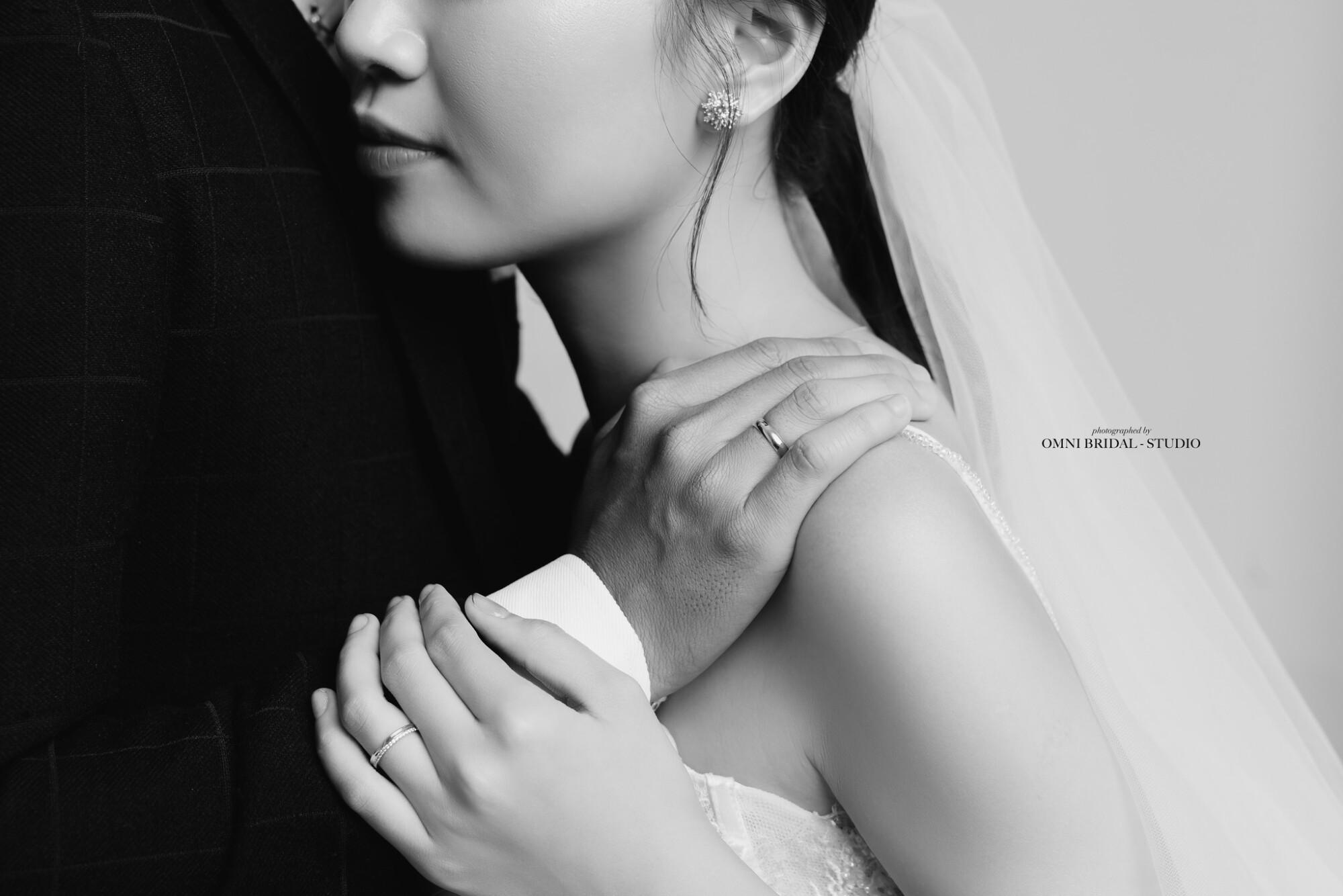 Chụp ảnh cưới studio: ảnh cưới ĐEN TRẮNG – sắc màu thị phi, có nên hay không?