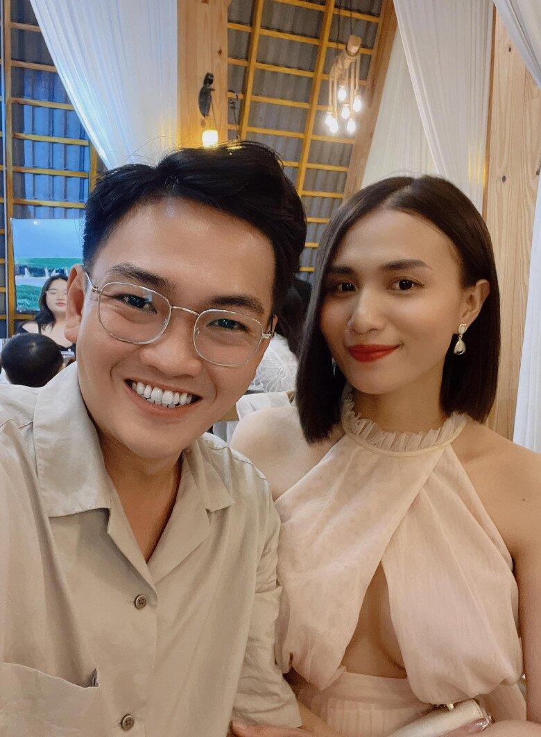 “Cưa đổ” gái xinh mặc váy ngắn một gang tay, cưới về anh chồng nhận xét vợ như đàn ông