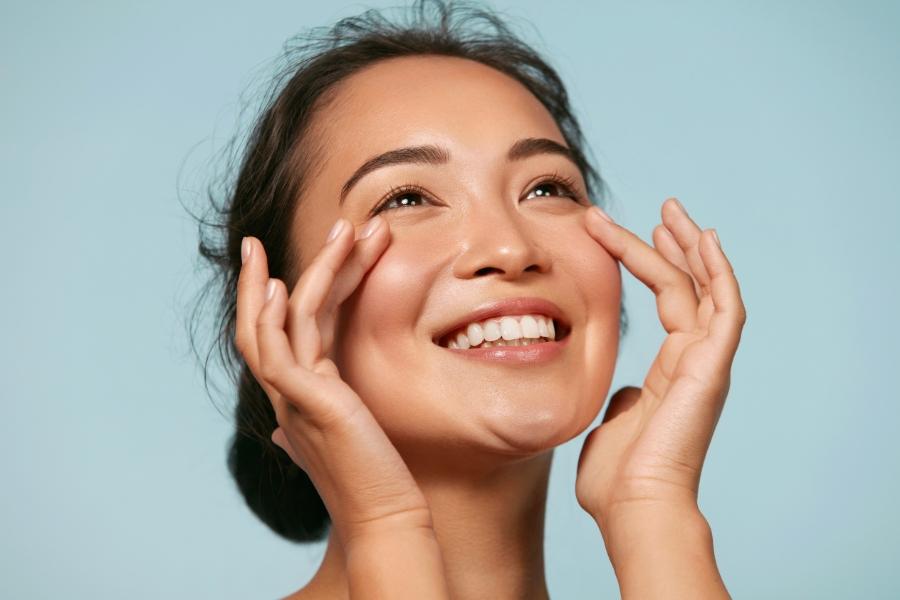 Da ngăm khỏe khoắn, năng động và cực kỳ cuốn hút khi chọn đúng màu nail phù hợp