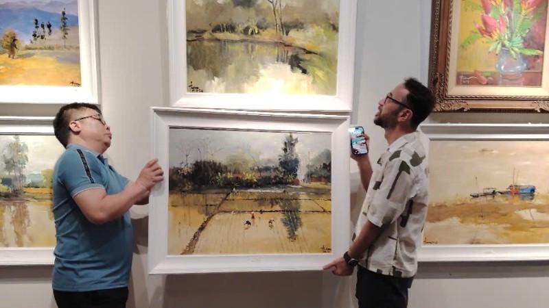 Triển lãm tranh "Sắc quê 7": Vẻ đẹp quê hương hòa trong những sắc hoa