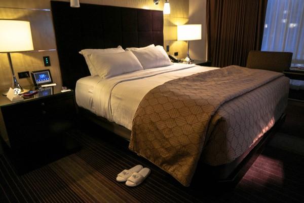 Turndown là gì? Tìm hiểu về dịch vụ turndown trong khách sạn