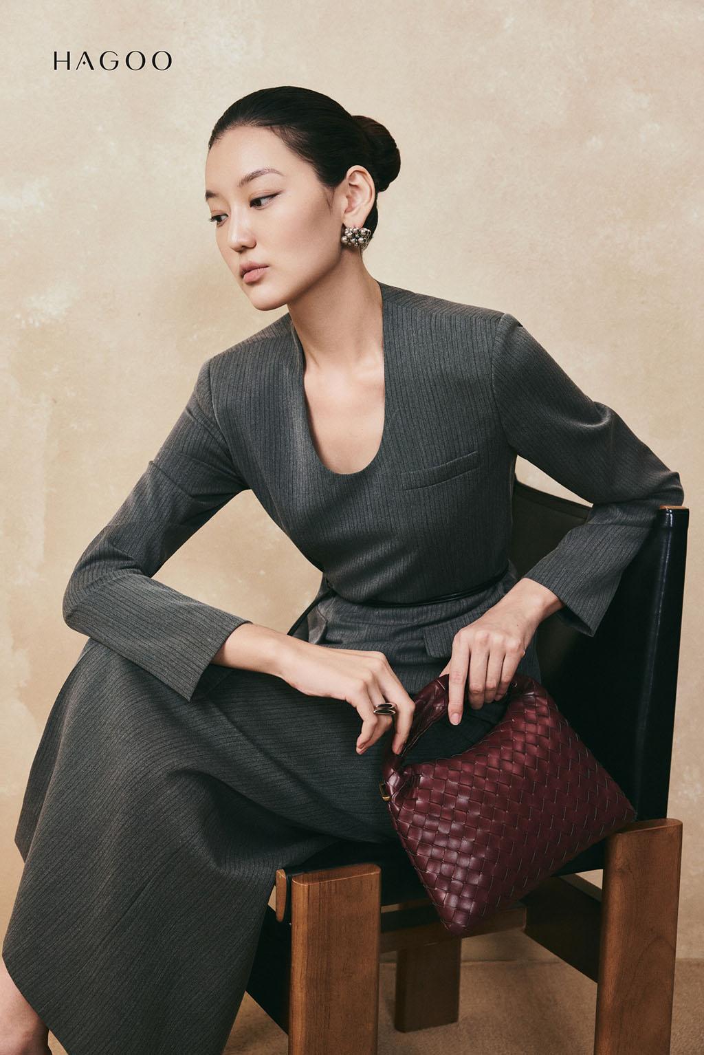 Dung hoà giữa mạnh mẽ và mềm mại, giữa sự điềm tĩnh và cuốn hút tự nhiên